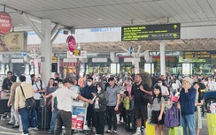 Khách qua sân bay Tân Sơn Nhất đông kỷ lục ngày cuối nghỉ Tết