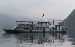 Nhiều tàu thuyền không đủ điều kiện xuất bến, khách du xuân đền Thác Bờ phải quay về