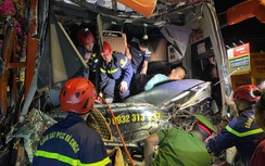 Công an Quảng Ngãi nỗ lực giải cứu tài xế xe khách mắc kẹt trong ca bin sau tai nạn