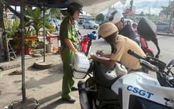 TP.HCM: CSGT xử lý nhiều trường hợp vi phạm an toàn giao thông đường sắt