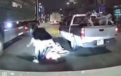 Hà Nội: Công an xác minh clip ô tô bán tải nghi chèn ngã người đi xe máy chở trẻ em