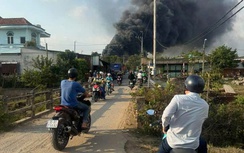 Cháy lớn nhà kho công ty sản xuất nệm ở TP.HCM