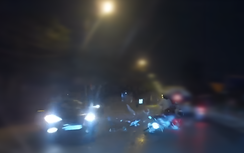 Khoảnh khắc người phụ nữ đi xe máy vượt xe bồn, va chạm trực diện nhiều phương tiện