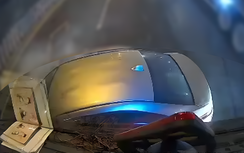 Chuyển làn ẩu, xe tải húc xe con đi hàng chục mét