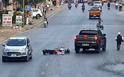 Thiếu quan sát khi sang đường, người phụ nữ đi xe máy chở trẻ nhỏ va chạm ô tô