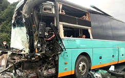 Tai nạn liên hoàn trên cao tốc Vân Phong - Nha Trang, tài xế kẹt trong cabin