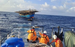 Vượt sóng dữ, xuyên đêm cứu 34 ngư dân ngoài khơi Khánh Hoà