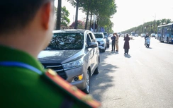 Người dân cung cấp clip, nhiều ô tô dừng đỗ trái phép trước sân bay Nội Bài bị phạt nguội