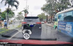 Tài xế dừng xe ô tô giữa đường ở Quảng Trị bị xử phạt, trừ điểm giấy phép lái xe