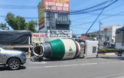 TP.HCM: Xe bồn leo dải phân cách, tông cột đèn rồi lật giữa đường