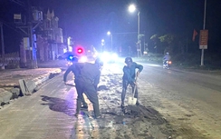 Công an Ninh Bình nhanh chóng thu gom đất rơi vãi, đảm bảo an toàn giao thông