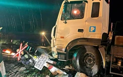 Sớm khắc phục cột tín hiệu, cần chắn đường ngang bị xe bồn tông gãy ở Quảng Trị