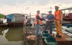 Hà Nội: CSGT lên thuyền phát thẻ cử tri tại làng chài, sẵn sàng cho Ngày hội non sông