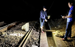Đá lại rơi xuống đường sắt qua đèo Hải Vân, nhiều chuyến tàu gián đoạn