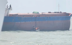 Gần 20 giờ vật lộn sóng dữ, cứu thuyền viên trên tàu bị chìm gần luồng Định An