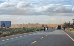 Gia Lai: Bụi đất khi thi công mặt bằng khu công nghiệp tràn ra đường, bay vào nhà dân