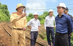 Gấp rút xử lý nguy cơ đá rơi đe dọa đường sắt qua đèo Hải Vân