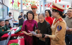 Cụ bà 101 tuổi ở Hà Nội được CSGT hỗ trợ đến điểm bỏ phiếu