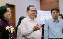 Chủ tịch Quốc hội thăm, động viên phóng viên báo chí tác nghiệp bầu cử tại Nhà Quốc hội