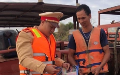 CSGT Đắk Lắk tuyên truyền, cho chủ phương tiện ký cam kết đảm bảo ATGT đường thủy