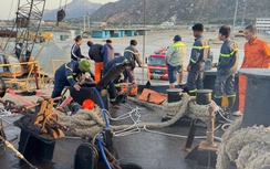 Khánh Hòa: Mắc kẹt trong hầm tàu hàng, 5 người thương vong