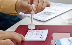 Cảnh sát Hà Nội test ma túy và nồng độ cồn tài xế, siết chặt an toàn xe đưa đón học sinh