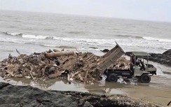Thanh Hóa: Xác minh clip nhiều xe tải dọn rác đổ thải ra biển
