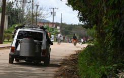 Thợ máy Cuba chế tạo ô tô chạy bằng than củi