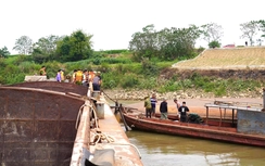 Nỗ lực tìm kiếm nạn nhân vụ chìm tàu trên sông Hồng ở Phú Thọ