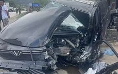 Ô tô con đấu đầu xe khách trên QL6 qua Sơn La, một người bị thương