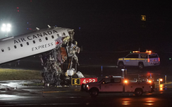Máy bay va chạm xe cứu hoả khiến sân bay New York phải tạm dừng hoạt động