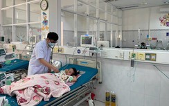 Gia Lai: 53 giờ lọc máu cứu sống bé gái bị ong khoái đốt