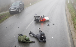 Xe bán tải mất lái khi vượt tại khúc cua, gây tai nạn