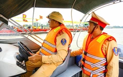 Hà Nội: Cảnh sát đường thủy bảo đảm giao thông phục vụ lễ hội trên sông Hồng