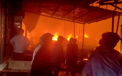 Cháy lớn thiêu rụi nhiều căn nhà ven sông của 8 hộ dân ở Cà Mau