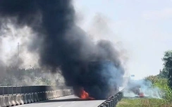 Xe đầu kéo bốc cháy dữ dội trên cao tốc Trung Lương - Mỹ Thuận
