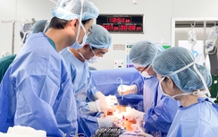 Bóc tách khối u xơ tử cung gần 12kg cho bệnh nhân 25 tuổi