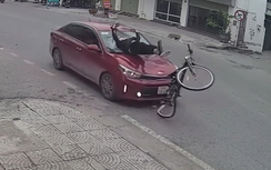 Ô tô phóng nhanh, húc văng người đi xe đạp lên nắp capo