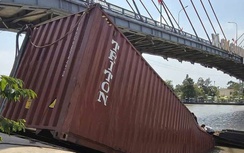 Tài công sà lan làm rơi thùng container xuống kênh Chợ Gạo bị phạt 6 triệu đồng