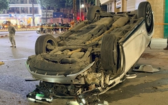 Bản tin TNGT 26/3: Ô tô Lexus tông liên hoàn 5 phương tiện, lật ngửa trên phố Hà Nội