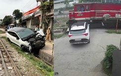 Bắc Ninh: Cố vượt qua đường sắt, ô tô bị tàu đâm biến dạng