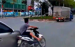 Không đội mũ bảo hiểm, nam thanh niên đi xe máy luồn lách, va chạm hai ô tô rồi bỏ đi