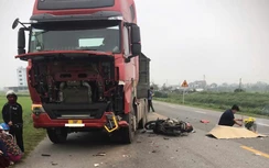 Hà Tĩnh: Xe đầu kéo va chạm xe máy trên QL15B, một người tử vong