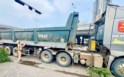 CSGT phạt tài xế xe đầu kéo làm bẩn đường vành đai phải nộp phạt, dọn sạch bùn đất