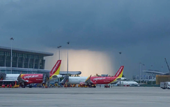 Mưa dông đầu mùa gây xáo trộn điều hành bay tại Nội Bài và loạt sân bay phía Bắc