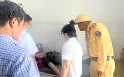 CSGT dùng xe đặc chủng đưa người phụ nữ nghi đột quỵ đi cấp cứu kịp thời