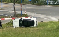 TP.HCM: Mercedes băng qua ngã tư, tông gãy cây xanh rồi lật nhào lên bãi cỏ ven đường