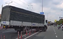 Ô tô tải đè cọc tiêu, tạt đầu xe khác để chuyển làn