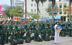 Thanh niên Cố đô Huế hăng hái lên đường nhập ngũ