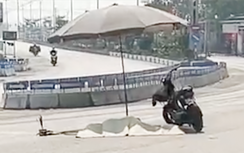 Nghệ An: Xe tang lễ va chạm xe máy điện chở hai bà cháu, người phụ nữ tử vong thương tâm